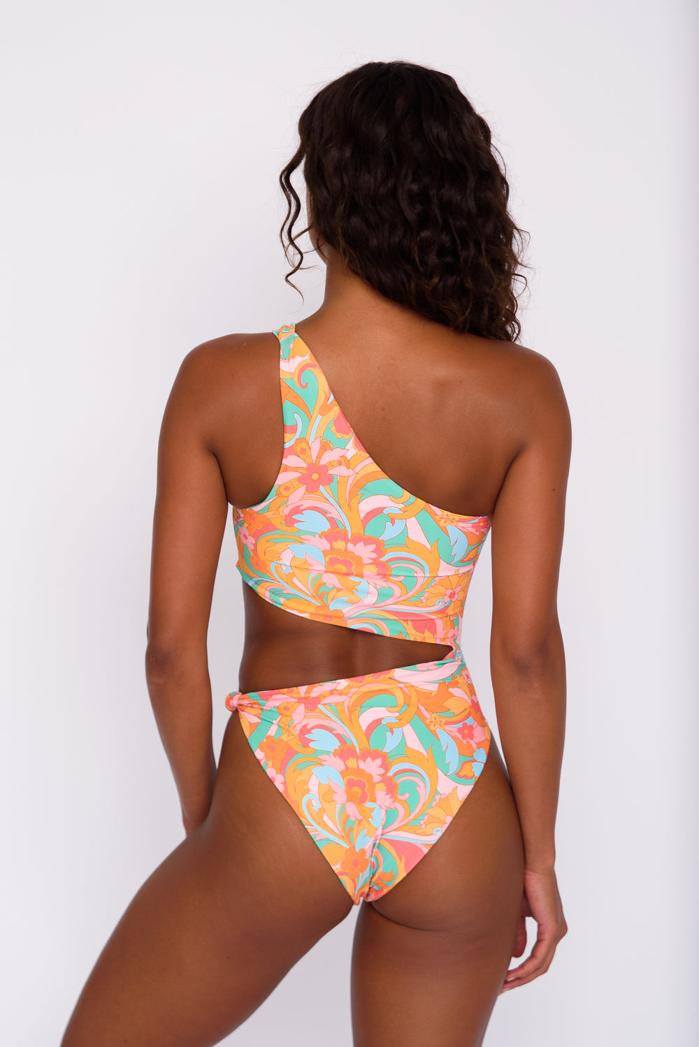 Making a Statement with One-Shoulder Bathing Suits – Nikol Beauty